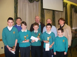 Runners up, Gaelscoil Claremorris, pictured with Cumann na mBunscol Officers Tony Fahy, Pat Dowling and Quizmaster Dermot Keane and their teacher Máire Uí hUiginn